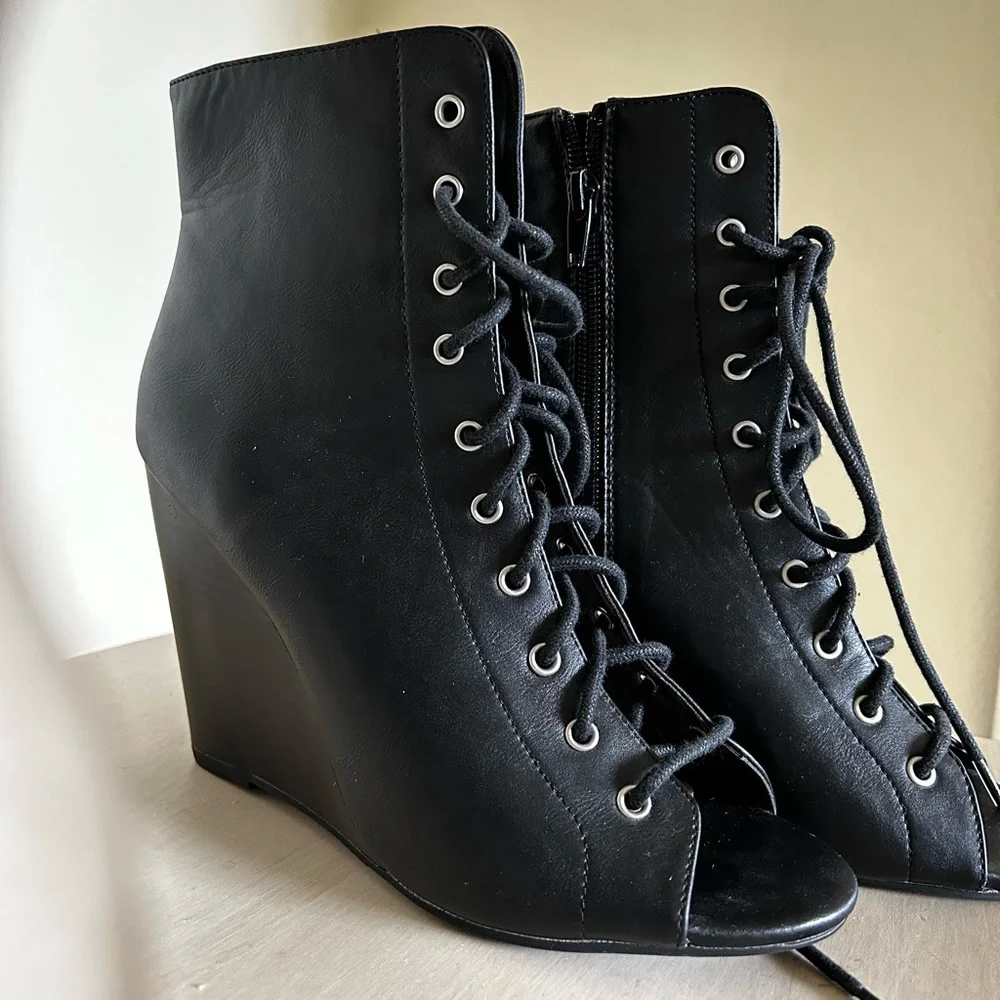 Color black - Picture 2 of 4